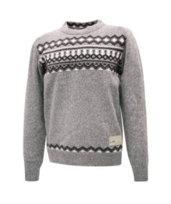 grå lammulströja med klassiskt mönster