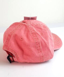 Aprikosrosa keps bakifrån