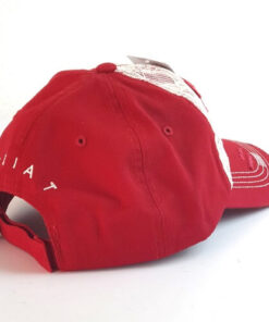 röd keps med brodyr