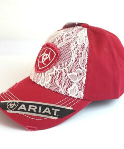 röd keps med brodyr