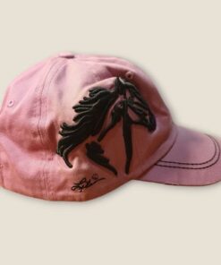 lila keps med broderat hästhuvud