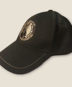 svart keps med travmotiv