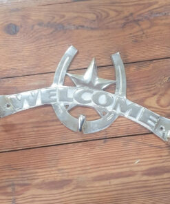 Välkomnande hängare i aluminium