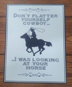 Skylt i plåt med cowboymotiv