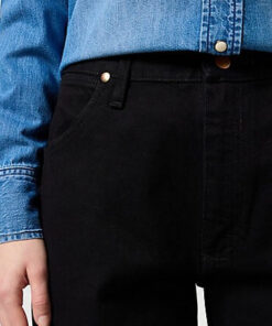 Svarta jeans från Wrangler i klassisk westernstil.