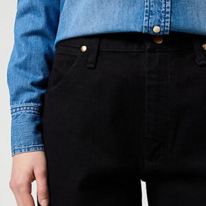 Svarta jeans från Wrangler i klassisk westernstil.
