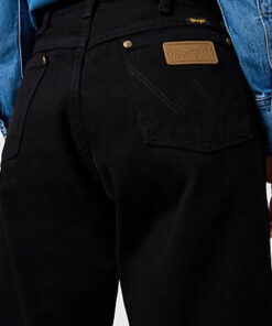 Svarta jeans från Wrangler i klassisk westernstil.
