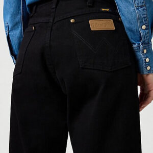 Svarta jeans från Wrangler i klassisk westernstil.