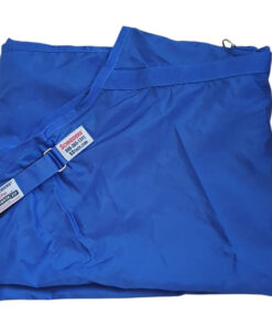 Blått stalltäcke till häst med hel front i kraftig nylon.