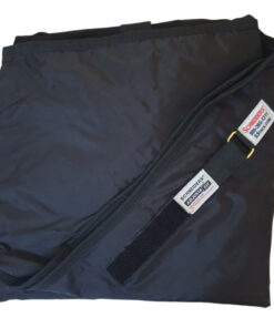 Svart stalltäcke till häst med hel front i kraftig nylon.