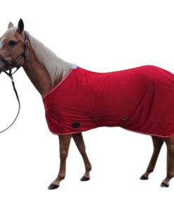 rött hästtäcke i blank tunn polyester