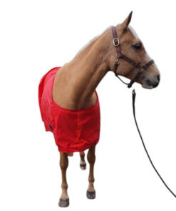 rött hästtäcke i nylon