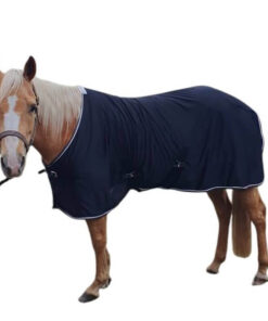 svart hästtäcke i blank tunn polyester