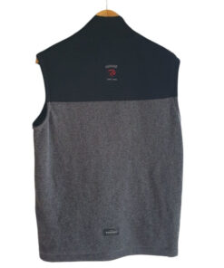 grå och svart stickad ullväst med röda detaljer och vindtätt foder