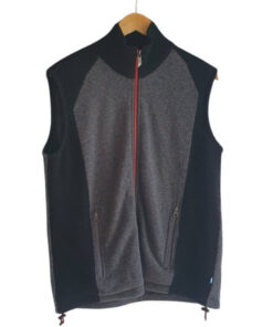 grå och svart stickad ullväst med röda detaljer och vindtätt foder