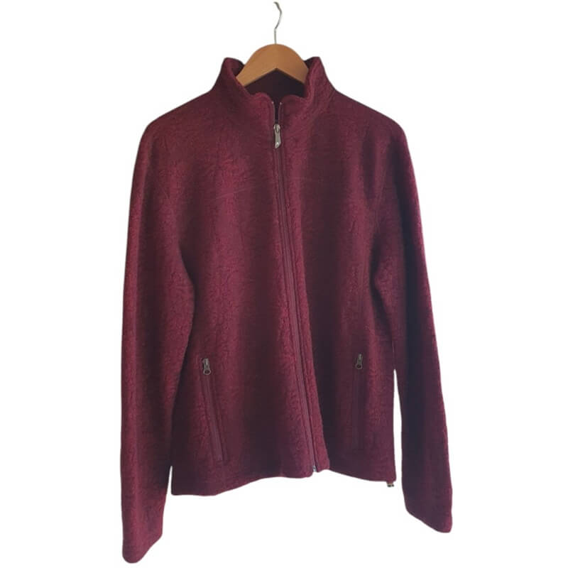 vinröd stickad ulltröja med dragkedja fram