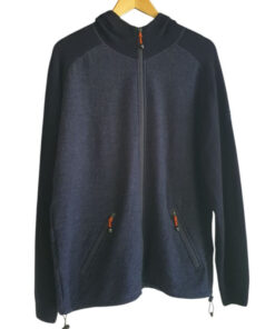 Marinblå stickad tröja med dragkedja fram och luva.