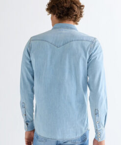 Wrangler Regular Western Shirt i ljusblå mjuk denim.