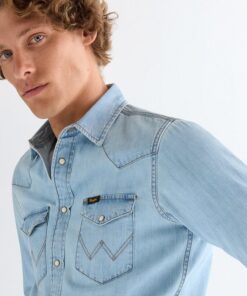 Wrangler Regular Western Shirt i ljusblå mjuk denim.