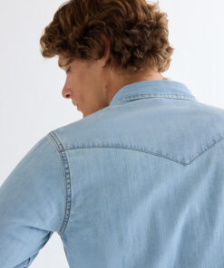 Wrangler Regular Western Shirt i ljusblå mjuk denim.