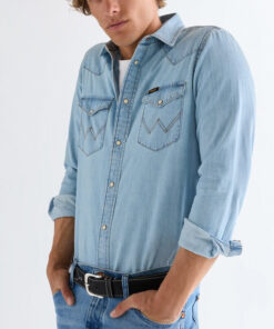 Wrangler Regular Western Shirt i ljusblå mjuk denim.
