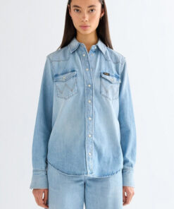 Ljusblå jeansskjorta från Wrangler