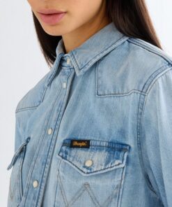 Ljusblå jeansskjorta från Wrangler