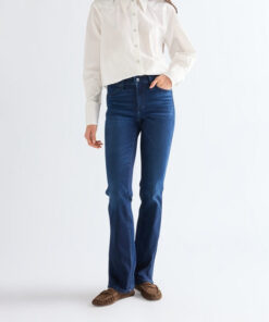 Wrangler bootcut jean i mörkblå stretch-denim