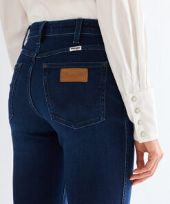 Wrangler bootcut jean i mörkblå stretch-denim