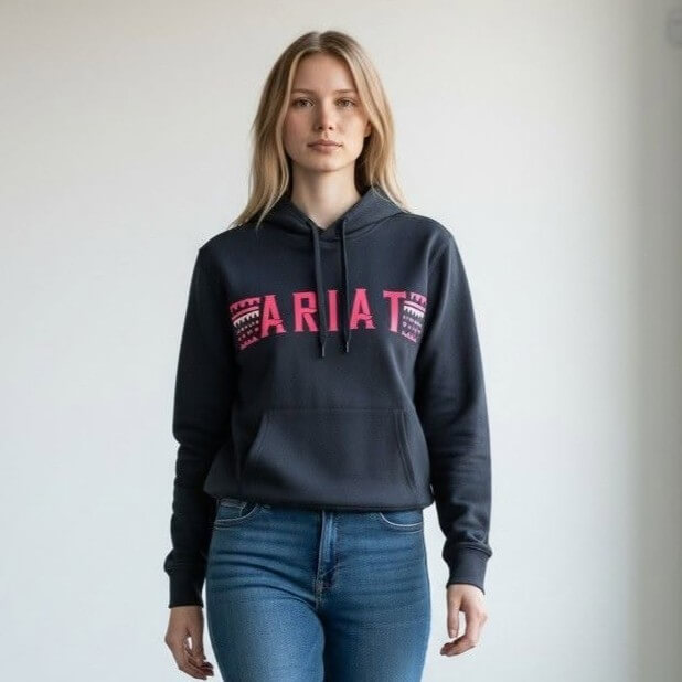 Ariat tek hoodie i svart med rött tryck framtill