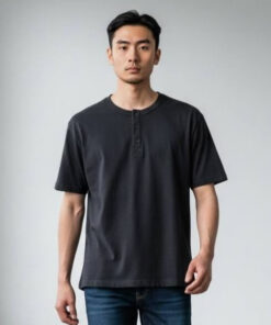 Svart T-shirt med tryck på ryggen
